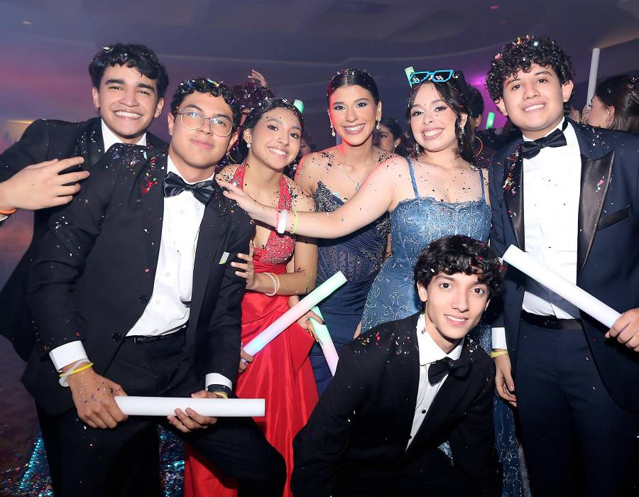 Los seniors 2026 del Liceo Franco Hondureño disfrutaron de su fiesta de graduación llena de música, baile y momentos que quedarán para siempre en sus corazones. Rodeados de sus seres queridos, celebraron el cierre de una importante etapa de sus vidas.