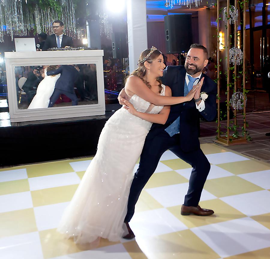 Los esposos García Escobar hacen una graciosa coreografía y se roban los aplausos de los invitados.