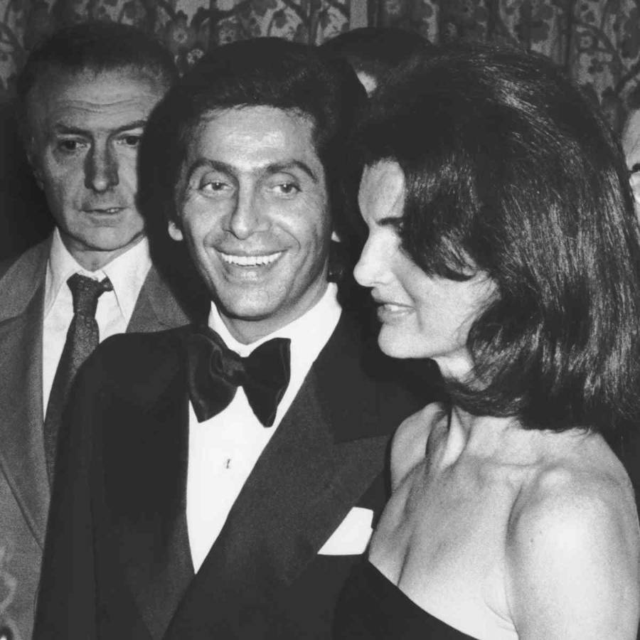 Jackie Kennedy era una de sus musas más emblemáticas de Valentino, diseñándole diversos vestidos a través de los años desde 1964.