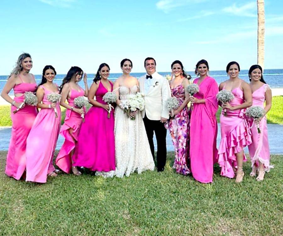 Erick Juárez y Daniela Amador, iniciaron una nueva historia de amor frente Caribe en uno de los salones del famoso hotel Moon Palace the Grand, en Cancún, México, donde se celebró su matrimonio eclesiástico. En esta foto: Daniela Amador y su esposo Erick Juárez en compañía del cortejo nupcial.