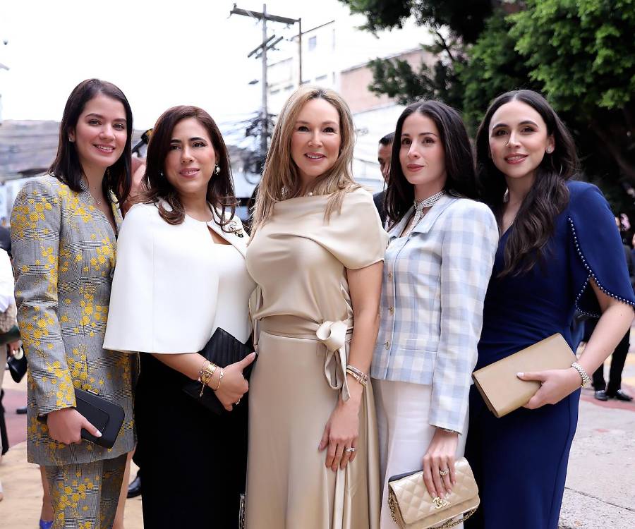 A la toma de posesión asistieron diplomáticos, distinguidas personalidades del ámbito político y gubernamental, así como funcionarios públicos y representantes de la Iglesia, quienes se dieron cita para acompañar a Nasry Asfura en este importante acontecimiento.