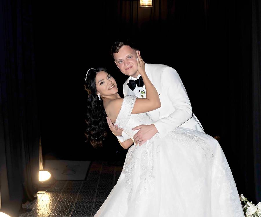 En una celebración llena de fe, amor y elegancia, Brendan Higgins y Eloisa Almendárez unieron sus vidas en sagrado matrimonio, rodeados del cariño de sus familiares y amigos más cercanos. La pareja protagonizó una emotiva ceremonia en la que reafirmó su amor y compromiso, dando paso a una nueva etapa juntos con la bendición de sus seres queridos. En la foto: Los felices esposos Brendan Higgins y su amada Eloísa Almendárez.