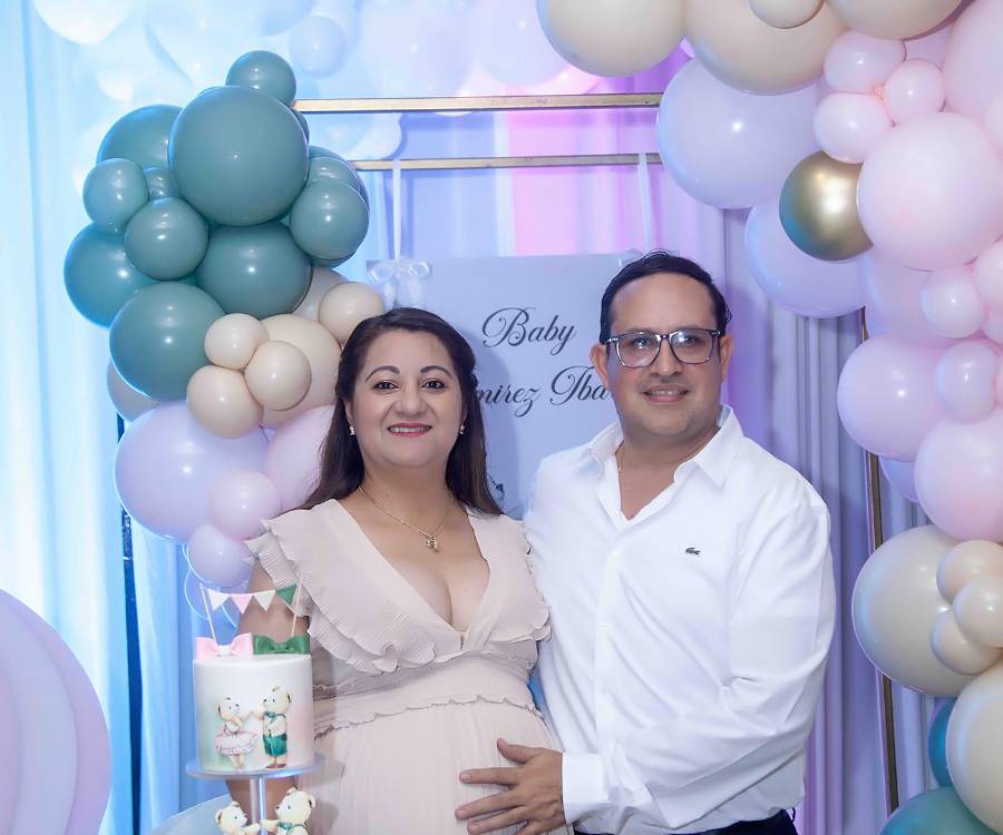 Jesús Ramírez y Nora Ester Ibarra hicieron partícipes a cercanas amistades y familiares de la grata noticia que pronto serán padres de mellizos a quienes llamaran Valentina Dannaé y Jorge Adrián. La celebración se llevó a cabo en salón Mediterraneo del Club Hondureño Árabe, el cual tenía una decoración con osos, globos, rosas y hortensias en tonos pastel.