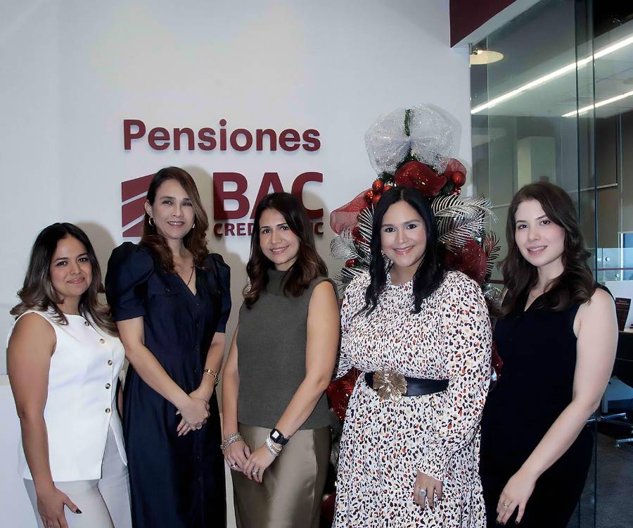 El inicio de la época más hermosa del año, la Navidad, fue el motivo por el cual la gerencia de Banca Privada de BAC reunió a sus clientes para celebrar un encuentro lleno de calidez, brindis especiales y sabores que anunciaron oficialmente el comienzo de la temporada festiva. La cita se realizó en la oficina del Edificio Próceres, entre luces, cócteles y momentos memorables. En la foto: Lurvin Hernández, Wendy Valenzuela, Fabiola Cañas, Andrea Cálix y Andrea Pacheco.