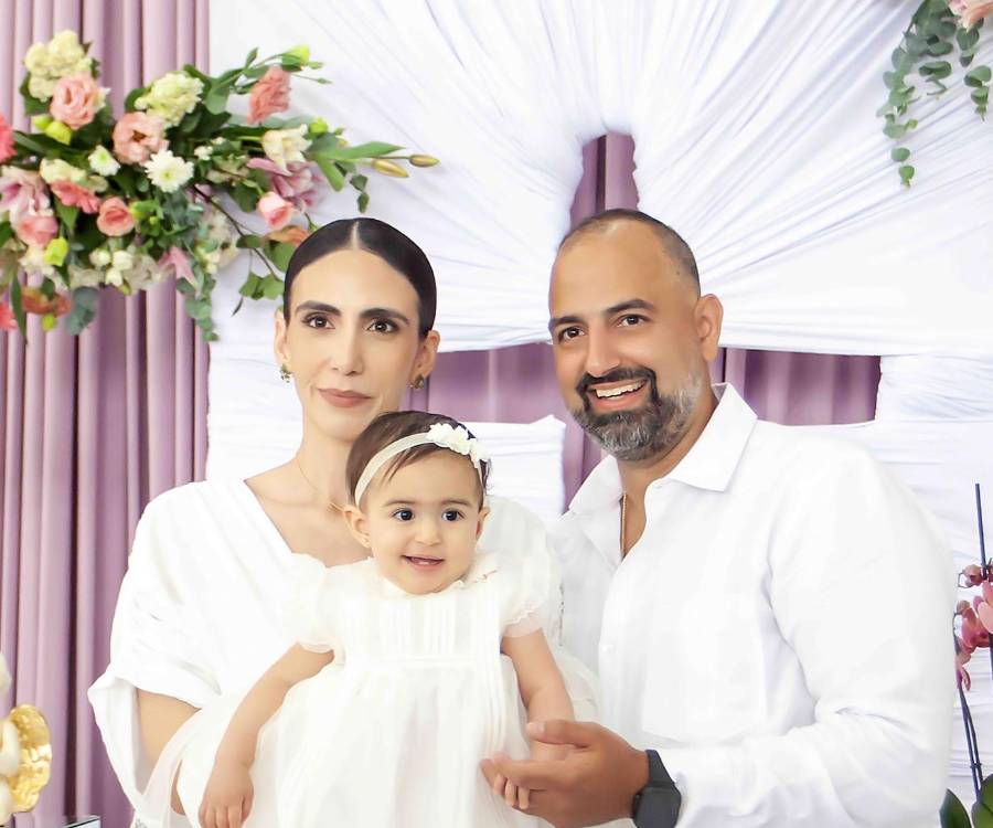 Arwa Soraya Handal Janania celebró uno de los momentos más especiales de su vida espiritual: su bautizo. Rodeada del amor de sus padres, familiares y seres queridos. Yazmin y Juan Carlos Handal con su hija Arwa Soraya