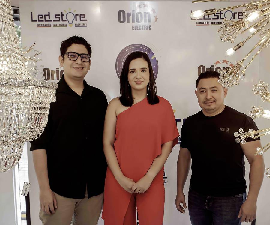 Daniel Ardón con Kathia Flores, Gerente de Mercadeo de LED Store y Sergio Enamorado.