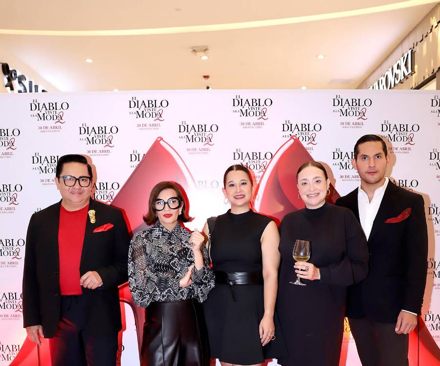 La premier de la secuela más esperada del cine fue presentada por ESTILO en Cinemark Multiplaza. La espera terminó por fin para un exclusivo grupo de invitados que disfrutó de principio a fin la trama de El Diablo Viste a la Moda 2, luego de un elegante coctel en Plaza Sol. En la imagen, Miguel Chong, Blanca Bendeck, Lila Fúnez, Renata Espinal y Ariel Flores