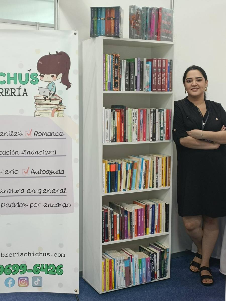 Claudia López dio vida a <b>Chichus</b>, su librería en línea, hace diez años. En este espacio mágico, las historias se entrelazan con la valentía de su fundadora. Con gratitud, celebra a los lectores apasionados que han convertido este viaje en una experiencia inolvidable.