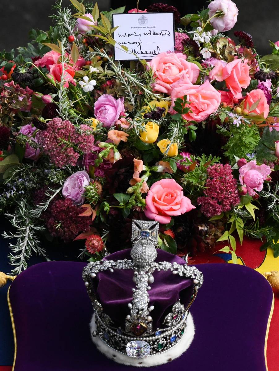 Una nota escrita a mano por el rey Carlos III destaca sobre el arreglo floral en el ataúd de la reina Isabel III. En la tarjeta se leía, “En amoroso y devoto recuerdo. Charles R”.(Photo by Daniel LEAL / POOL / AFP)