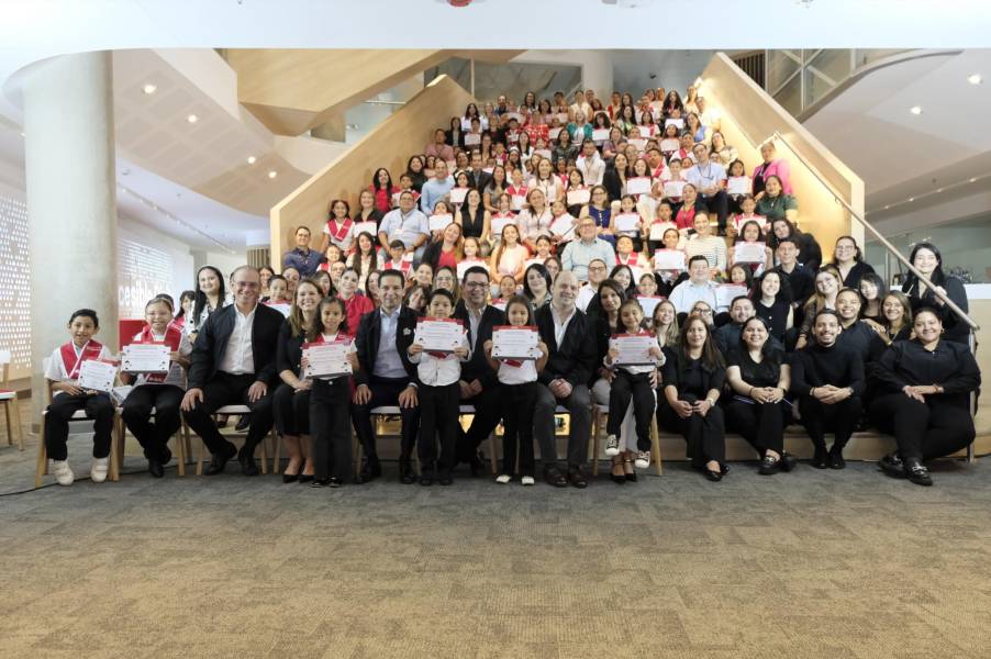 Equipo BAC y beneficiados del Programa Apoyo a la Excelencia