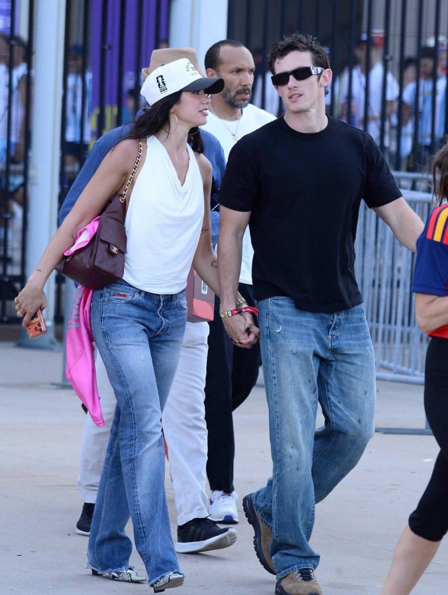 Dua Lipa y Callum Turner.