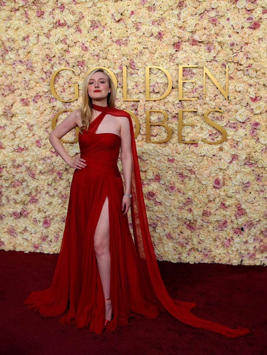 Dakota Fanning deslumbró en los Golden Globes 2025 con un vestido rojo de Dolce &amp; Gabbana.