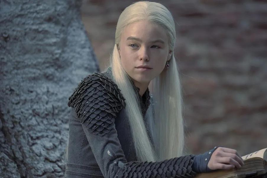 Rhaenyra – House of the Dragon. Si fuiste fan de esta serie, seguramente este disfraz te encantará. Solo debes usar una túnica negra larga, una peluca rubia y una espada de plástico para darle vida a este exitoso personaje de la precuela de The Game of Thrones.