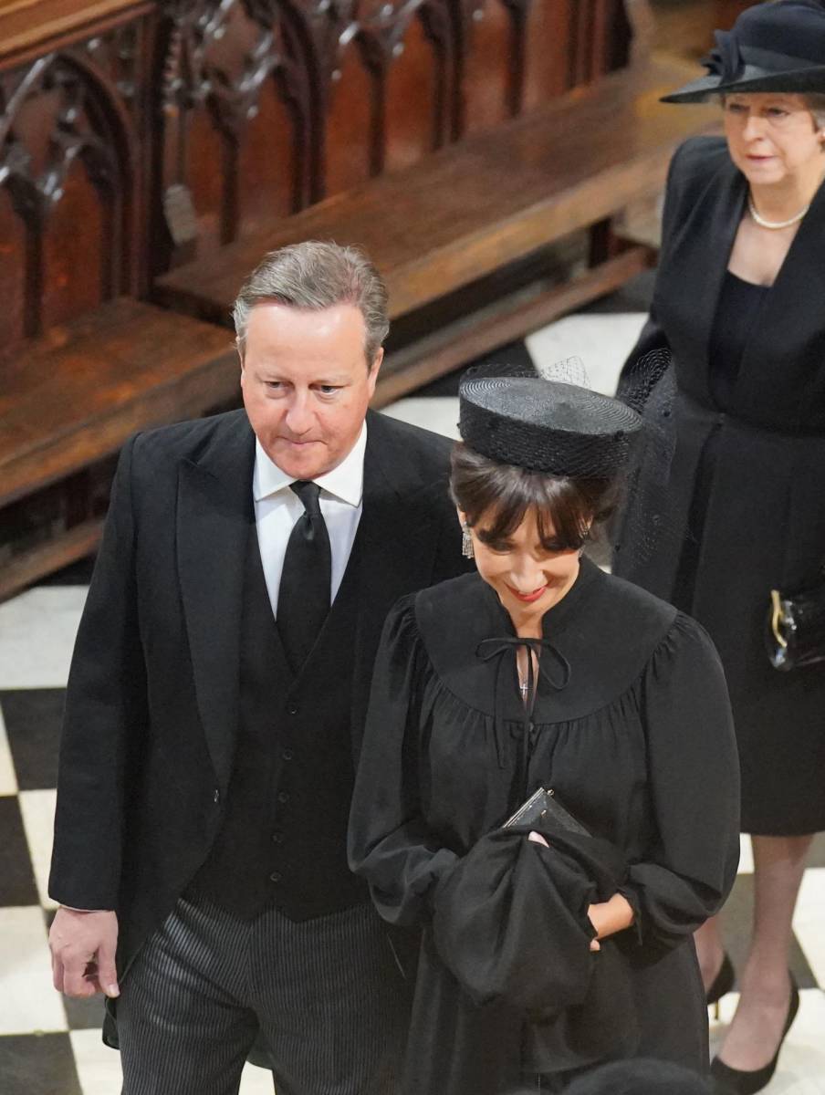 El ex primer ministro inglés David Cameron y su esposa Samantha Cameron (Photo by Dominic Lipinski / POOL / AFP)