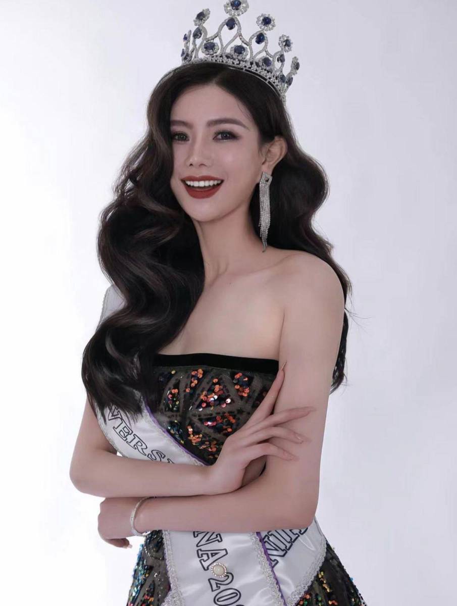 Jia Qi, de 26 años, es una atleta retirada que se dedica a los deportes y el fitness, se esfuerza mucho por mantenerse saludable y activa. Actualmente practica golf. En la edición del 2023 no pudó participar en el Miss Universo, sin embargo, estará concursando en la edición 73.