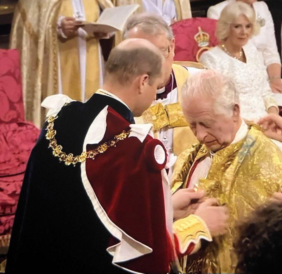 Antes de la coronación, William ayudó a su padre con su traje. 