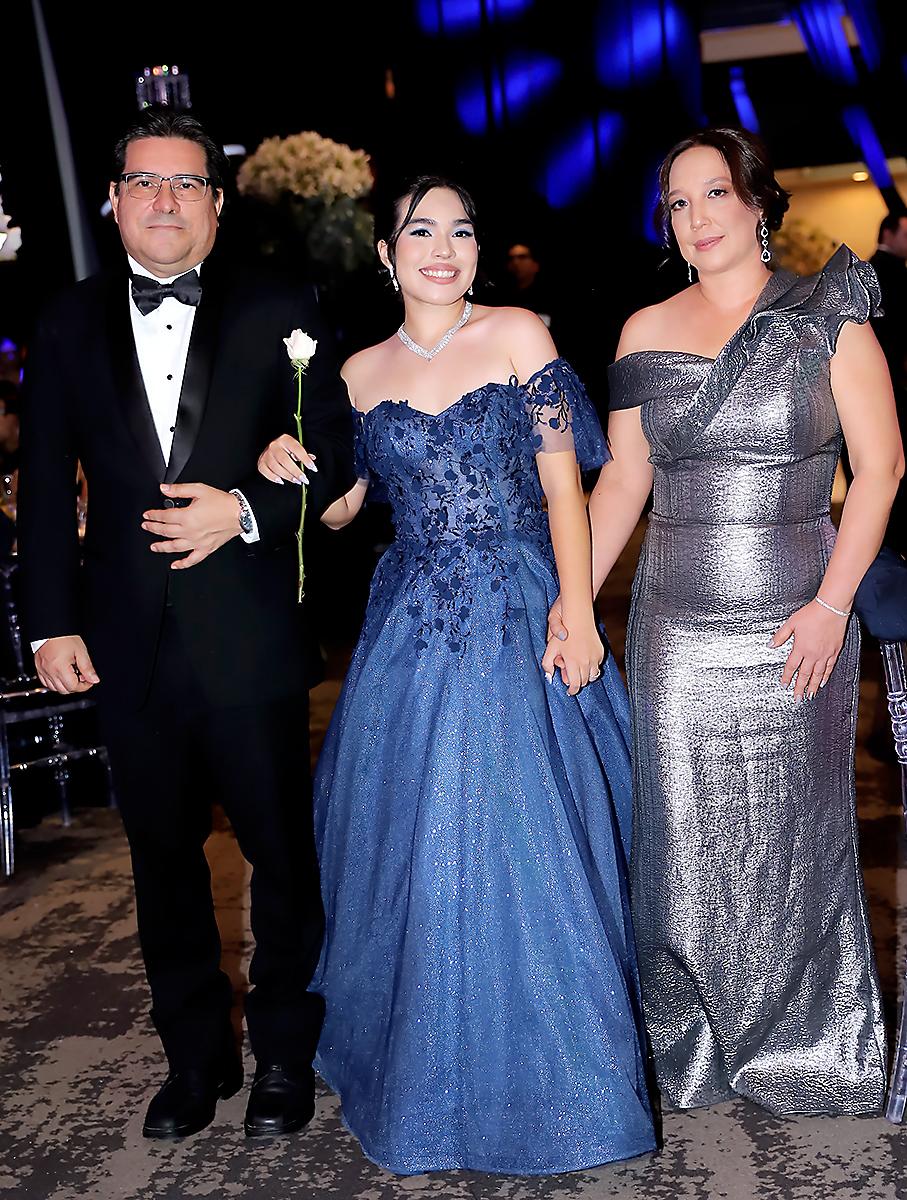 María José con sus padres Nelson Durón e Irma Montiel