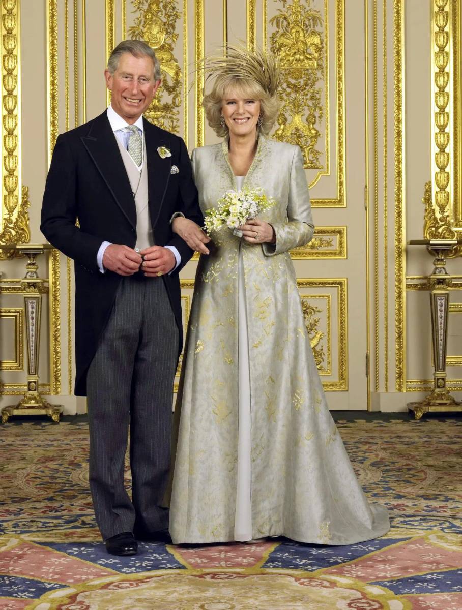 Siendo así como el Rey Carlos y la reina Camila celebran hoy su decimonoveno aniversario de bodas, después de tres décadas de relación interrumpida, criticada y siempre en foco de la polémica. 