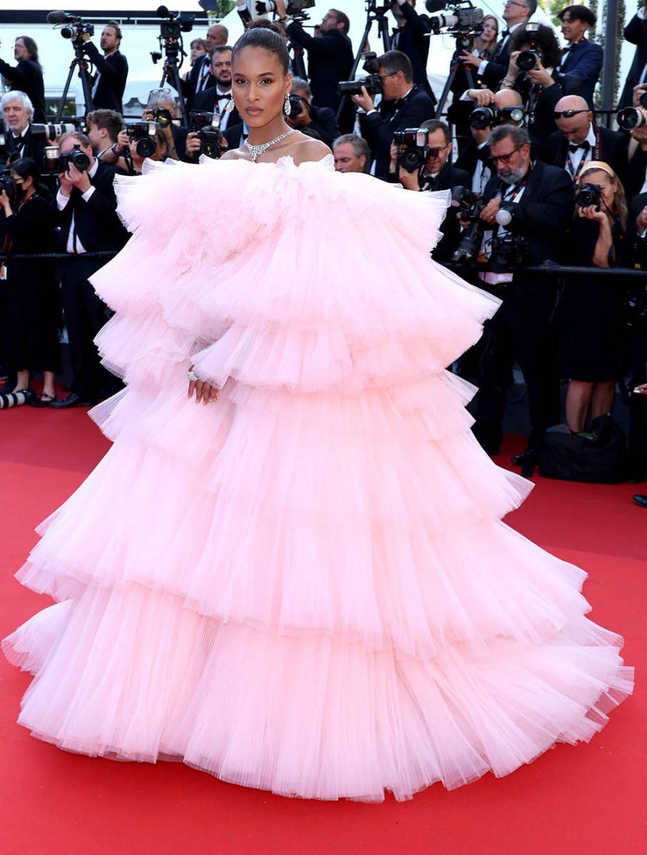 Cindy Bruna en Giambattista Valli.