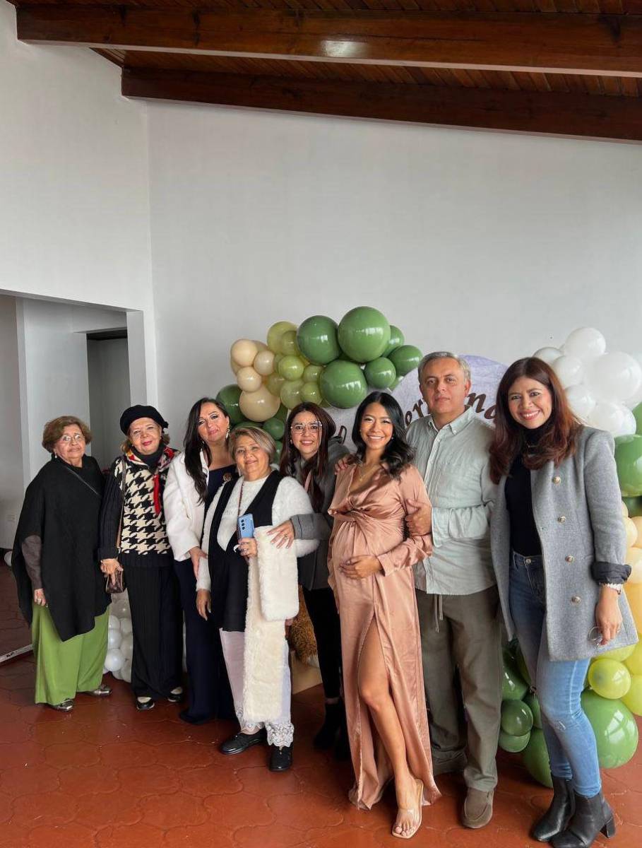 Los parientes y amigas más cercanas de la futura madre prepararon un cálido festejo con una decoración muy tierna así como organizaron divertidos juegos. Martha Rivera, Olmeda Rivera, Susan Hernández, Blanca Recinos, Ollie Santos, Andrea Avila, Fernando Santos y Nadia Rodas