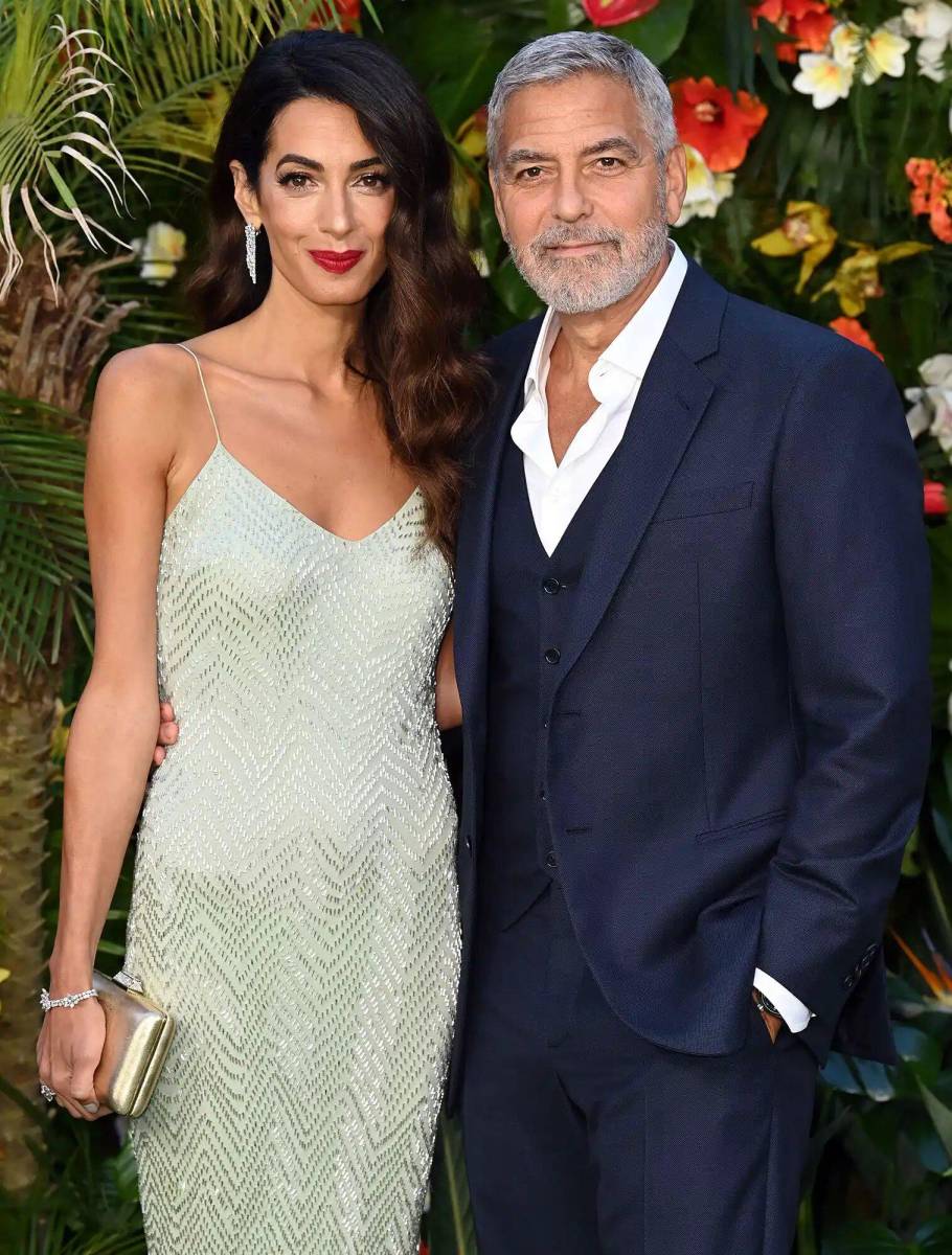George Clooney y Amal Alamuddin se conocieron gracias a una persona en común, quien llevó a Amal a una cena que organizó el actor en su casa en Italia. Luego de varias citas, se casaron en Venecia. La pareja se lleva 16 años de diferencia.