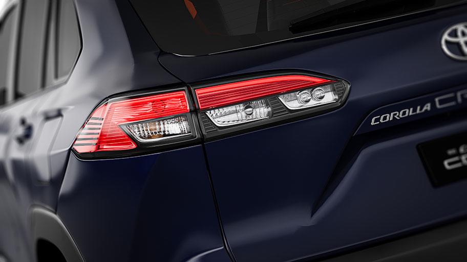 El Corolla Cross Híbrido 2025 mejora la calidad de vida en Honduras al ofrecer una movilidad más eficiente y ecológica. Su tecnología híbrida reduce el consumo de combustible y las emisiones, mientras que su confiabilidad y durabilidad se adaptan bien a las condiciones de las carreteras hondureñas. Además, su espacio interior y confort brindan una experiencia de manejo placentera para familias y profesionales.