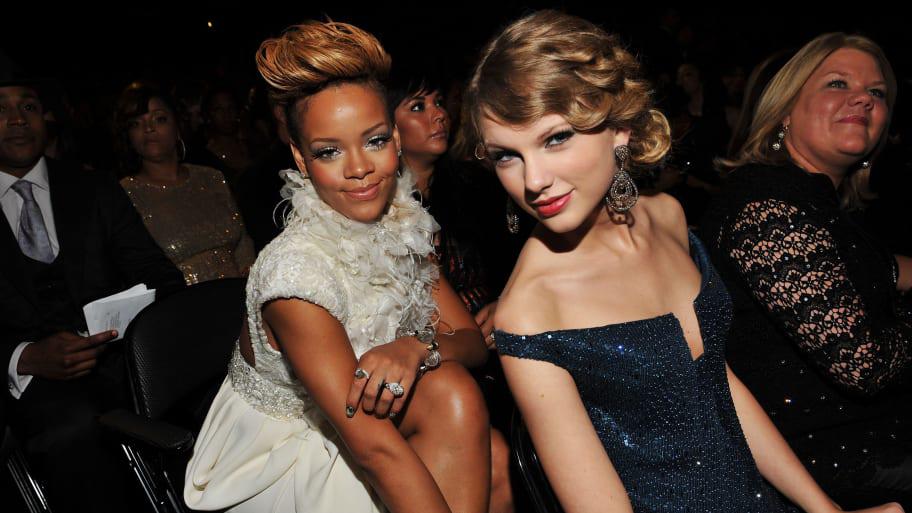 Según Forbes la fortuna de Swift es de 1.6 mil millones de dólares. Previamente la artista con más dinero era Rihanna con 1.4 mil millones de dólares, quién amasó esta fortuna gracias a sus negocios de moda y cosméticos, además de su carrera musical.