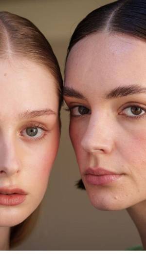 Este año, las cejas se llevan suaves, naturales y con textura, dejando atrás los arcos excesivamente definidos. Desde el <i>Boy Brow</i> hasta el laminado suave, pasando por degradados y estilos creativos, las tendencias 2026 celebran la autenticidad, el volumen sutil y la versatilidad, ofreciendo opciones para looks cotidianos y editoriales de impacto.