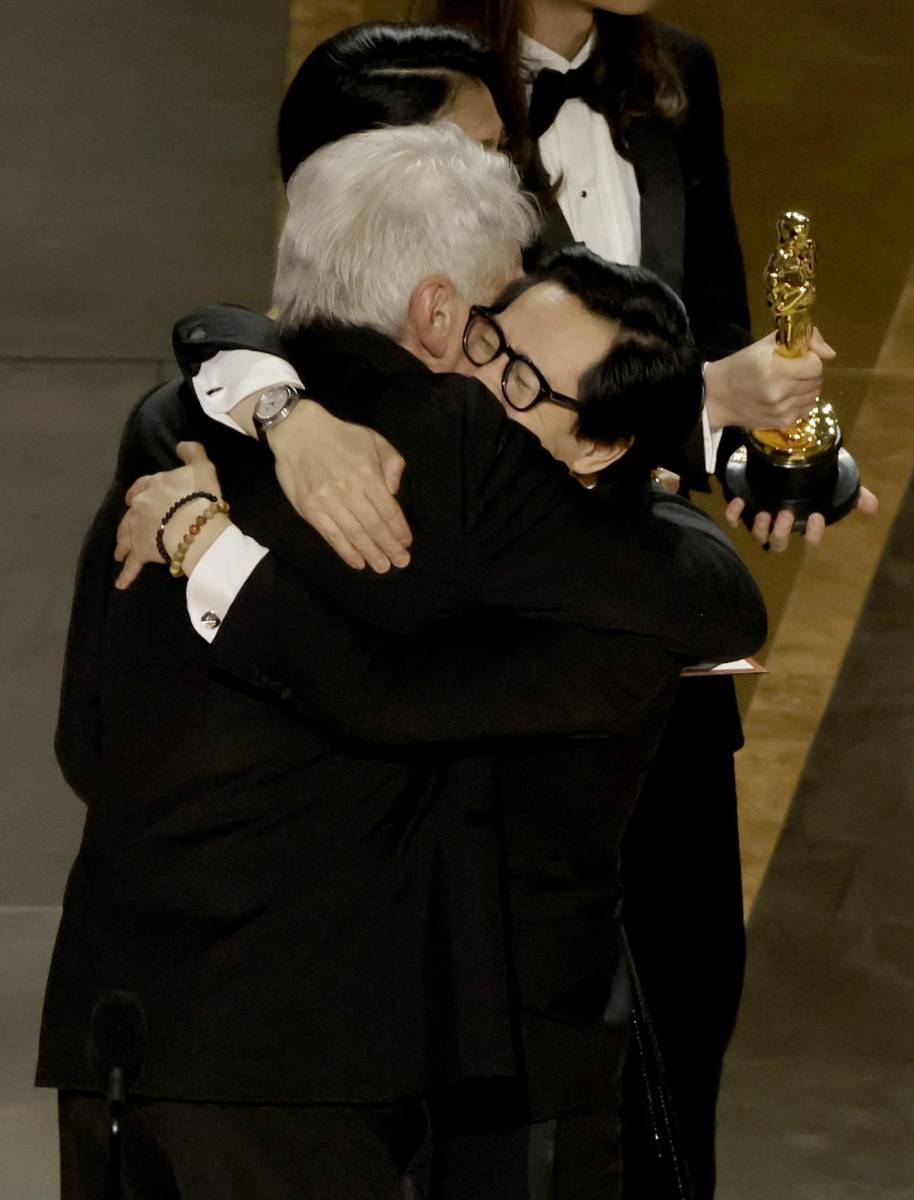 El efusivo encuentro de Harrison Ford y Ke Huy Quan en los premios Óscar tras 40 años de su participación en la película Indiana Jones. 