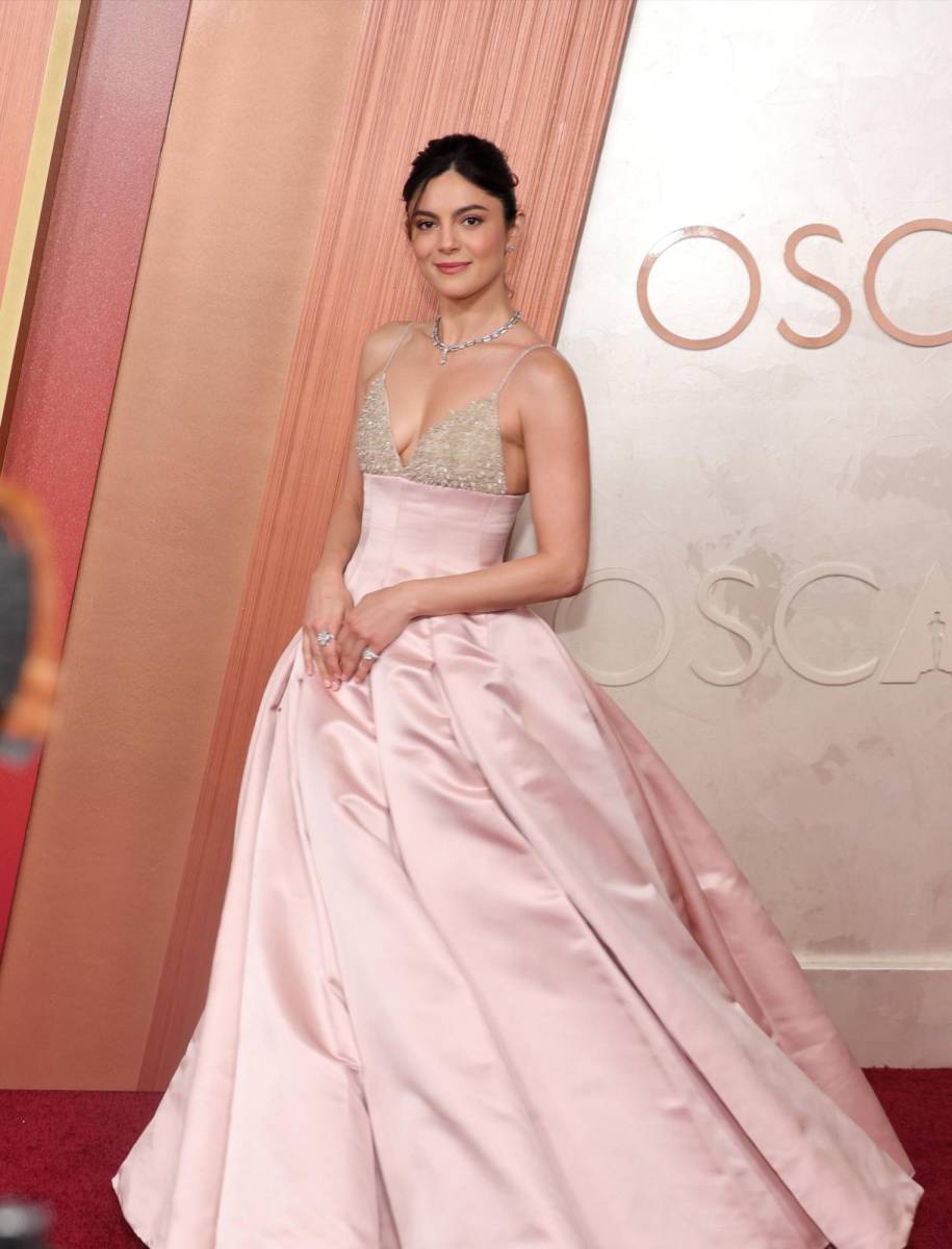 <b>Monica Barbaro en Dior</b><br />Monica Barbaro cerró la temporada de premios con broche de oro al lucir un impresionante diseño de Dior que encapsulaba a la perfección la esencia de la maison francesa. El vestido, compuesto por un corset bordado y una voluminosa falda de satén rosa, evocaba un aire de fantasía y sofisticación. Complementó el look con joyería de Bvlgari, aportando el toque final de brillo y elegancia.