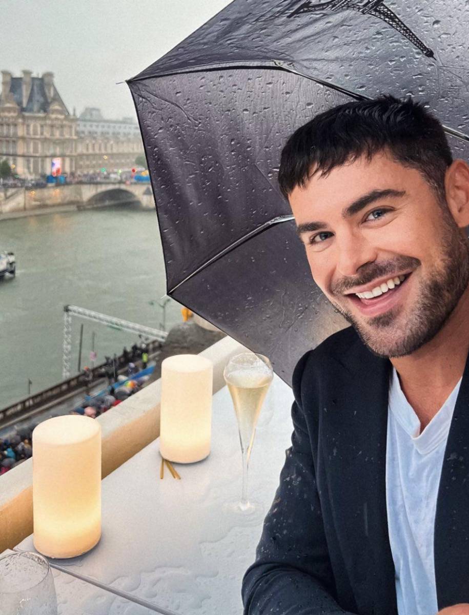 Efron ha estado disfrutando de un verano en Europa. Se le pudo ver en la ceremonia inaugural de los Juegos Olímpicos en París. 
