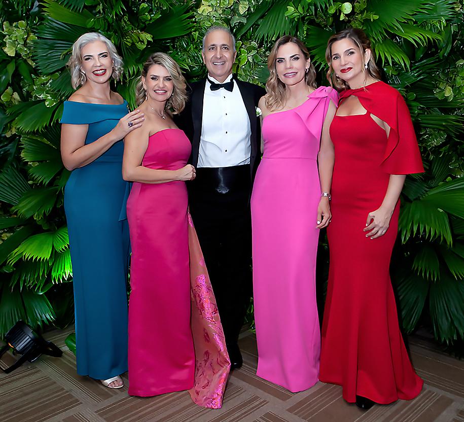 Mayte Coello, Mariella y Felipe Canahuati con Rosa Maria Raudales y Karla Ayala.