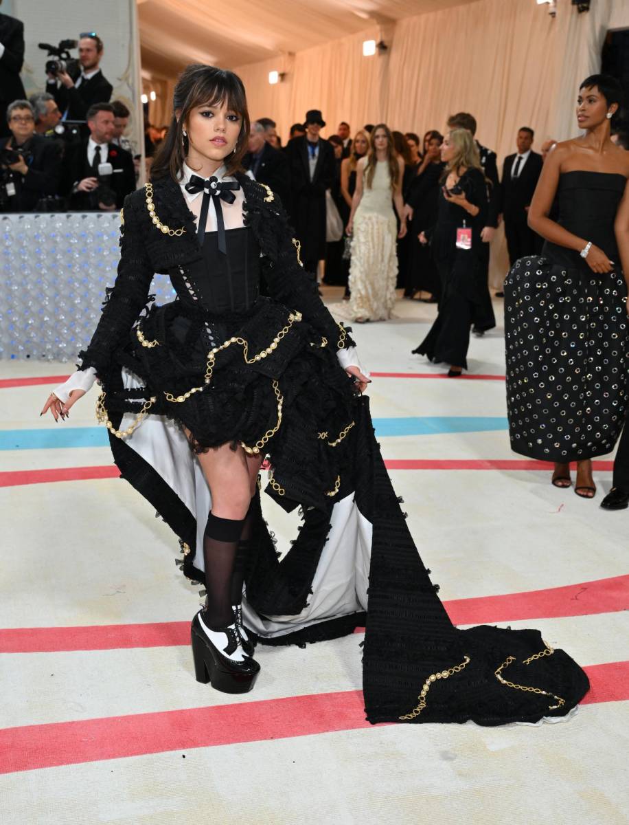 La actriz Jenna Ortega lució un espectacular diseñode falda en vuelos