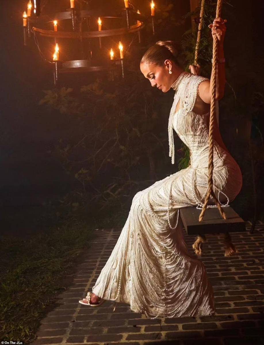 El look final fue de ensueño. Este vestido estaba cubierto enteramente por hileras de perlas y cristales de Swarovsky. 