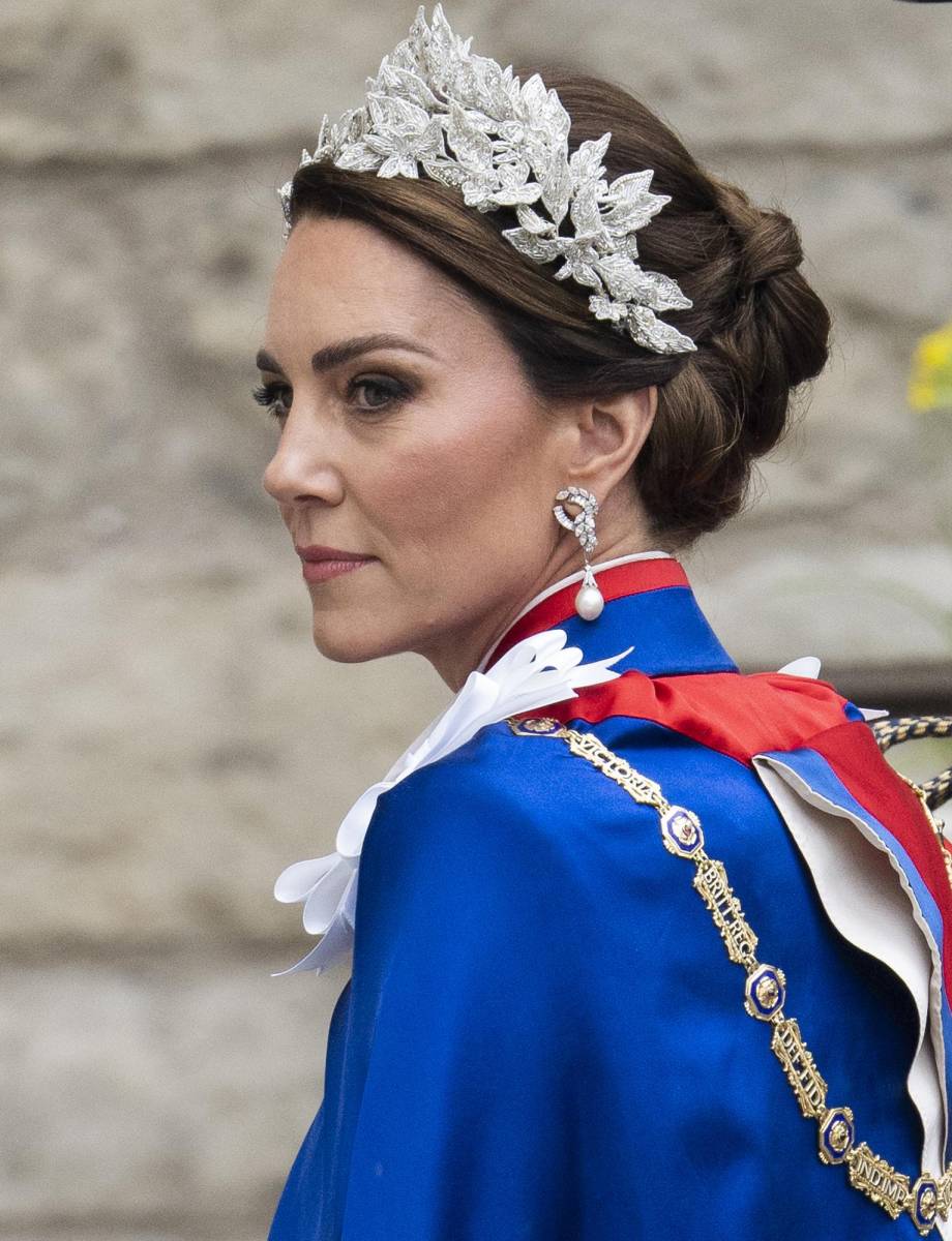 Además, rindió homenaje a la princesa Diana al portar un par de impresionantes aretes de perlas que eran de ella. 