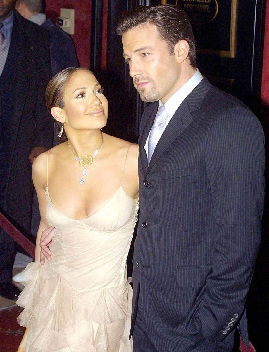 JLo y Affleck se encontraron por primera vez en el set de “Gigli” y anunciaron su compromiso en noviembre de 2002. Sin embargo, tres días antes de la boda, la pareja canceló sus planes y se separó en 2004 debido a la enorme presión y escrutinio público sobre su vida privada. En una entrevista en 2022 con “The Zane Lowe Show”, Jennifer reveló que cancelar la boda fue la angustia más grande de su vida. “Sinceramente, sentí que me iba a morir”, confesó.