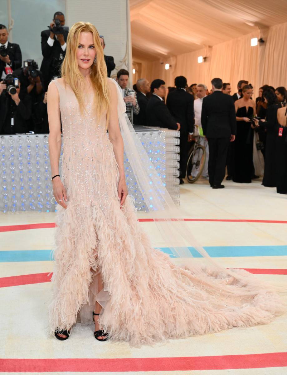 Nicole Kidman en un diseño de Karl Lagerfeld para la colección Haute Couture 2004 de Chanel que usó para un anuncio del icónico Chanel No. 5 dirigido por Baz Luhrmann.