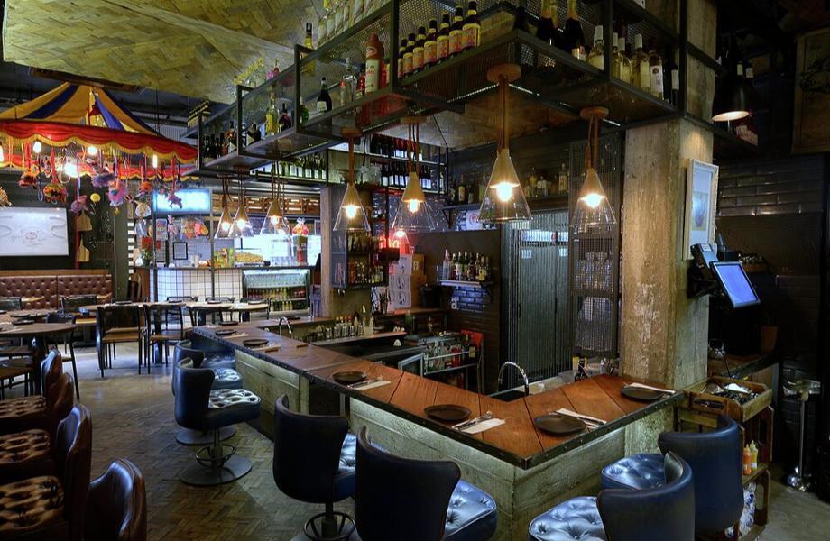 27. A Casa do Porco es un restaurante destacado ubicado en São Paulo, Brasil, conocido por su enfoque en la gastronomía de cerdo y por ser uno de los mejores establecimientos de la ciudad. Fundado por el chef Jefferson Rueda, el restaurante se ha ganado una sólida reputación por su creatividad culinaria, su uso innovador de partes del cerdo y su ambiente acogedor y moderno.