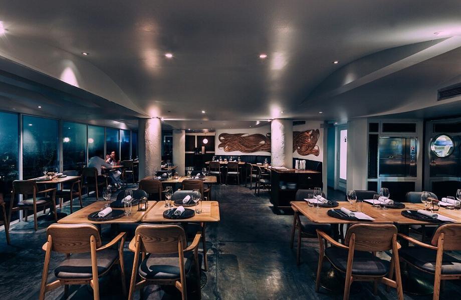 40. Le Du es un restaurante de alta cocina ubicado en Bangkok, Tailandia, conocido por su enfoque innovador en la cocina tailandesa contemporánea con influencias internacionales. Fundado por el chef Thitid “Ton” Tassanakajohn, Le Du ha ganado reconocimiento tanto a nivel nacional como internacional por su creatividad, presentación y excelencia culinaria.