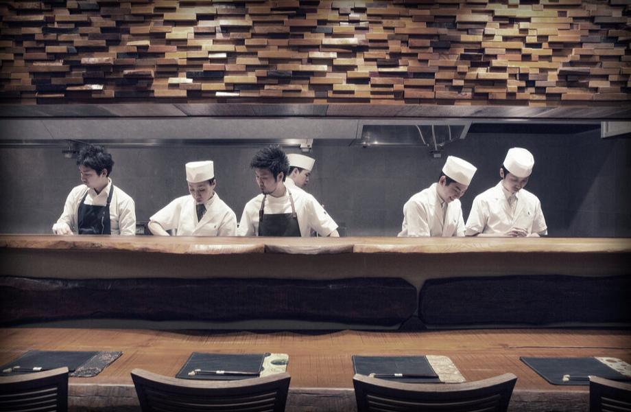 32. Den es un restaurante destacado ubicado en Tokio, Japón, conocido por su enfoque innovador en la cocina kaiseki, una forma tradicional de alta cocina japonesa. Dirigido por el chef Zaiyu Hasegawa, Den ofrece una experiencia gastronómica única que combina la tradición con la creatividad y el humor.