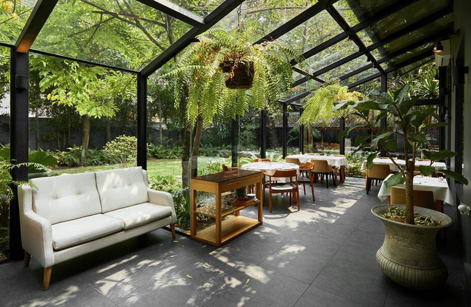 23. Sühring es un restaurante ubicado en Bangkok, Tailandia, dirigido por los hermanos gemelos Mathias y Thomas Sühring. Este restaurante se destaca por ofrecer una experiencia culinaria única que combina la cocina alemana contemporánea con técnicas innovadoras y presentaciones creativas. Sühring ha ganado reconocimiento internacional y ha sido galardonado con estrellas Michelin por su excelencia gastronómica y su enfoque innovador.