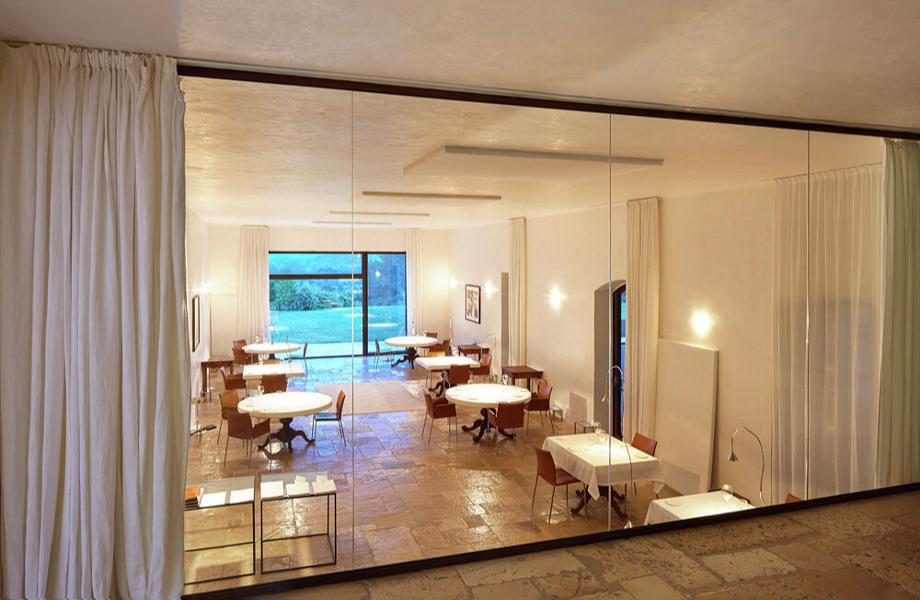 19. Reale es un restaurante de renombre ubicado en Castel di Sangro, Italia, dirigido por el chef Niko Romito. Reconocido por su enfoque en la cocina italiana contemporánea y su compromiso con la excelencia culinaria, Reale ha sido galardonado con tres estrellas Michelin y es considerado uno de los mejores restaurantes de Italia.