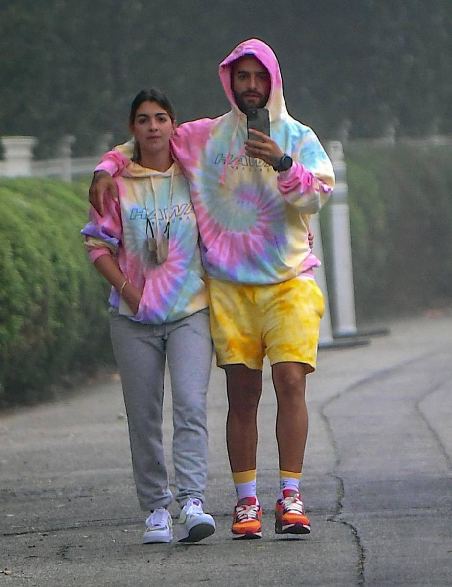 Saltaron rumores de compromiso en enero cuando festejaban el cumpleaños número 29 del colombiano, todo se debe a que Maluma quiso hacerle una broma a Gómez mostrándole un anillo y señalando su dedo anular izquierdo, pero luego le devolvió el anillo a su amigo y le dio un beso a su novia.