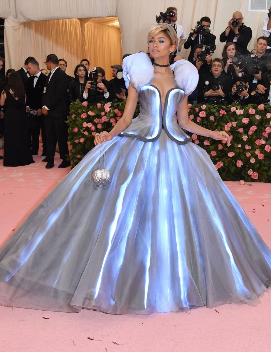 Durante la Met Gala 2019, el vestido de Tommy Hilfiger de la actriz se iluminó cuando su estilista hada agitó una varita mágica.