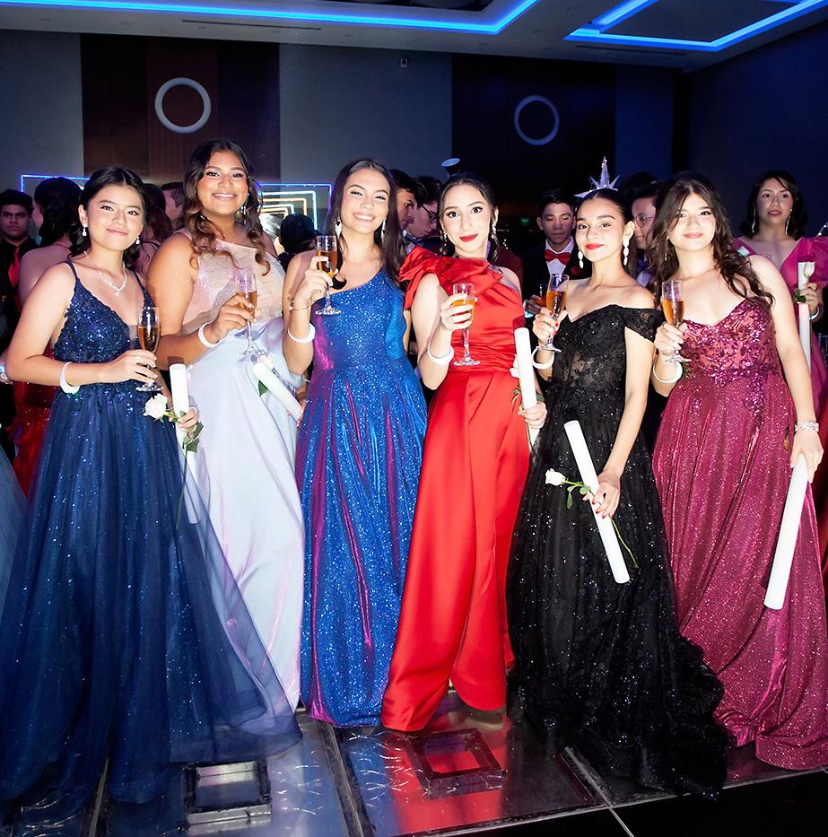 El día más esperado por la promoción 2024 de la Franciscan School llegó esa noche al encontrarse en el Copantl Convention Center para celebrar durante una noche mágica y llena de emociones encontradas. Una decoración elegante con detalles de figuras de astros recibió a los 37 graduados, en una celebración bajo el tema “Night Stars” organizada por Elías Delcid de Touches Honduras. Mariana Zelada, Mariana Funez, Isabella Membreño, María Rodríguez, Diosana Montesinos y Aisha Mole
