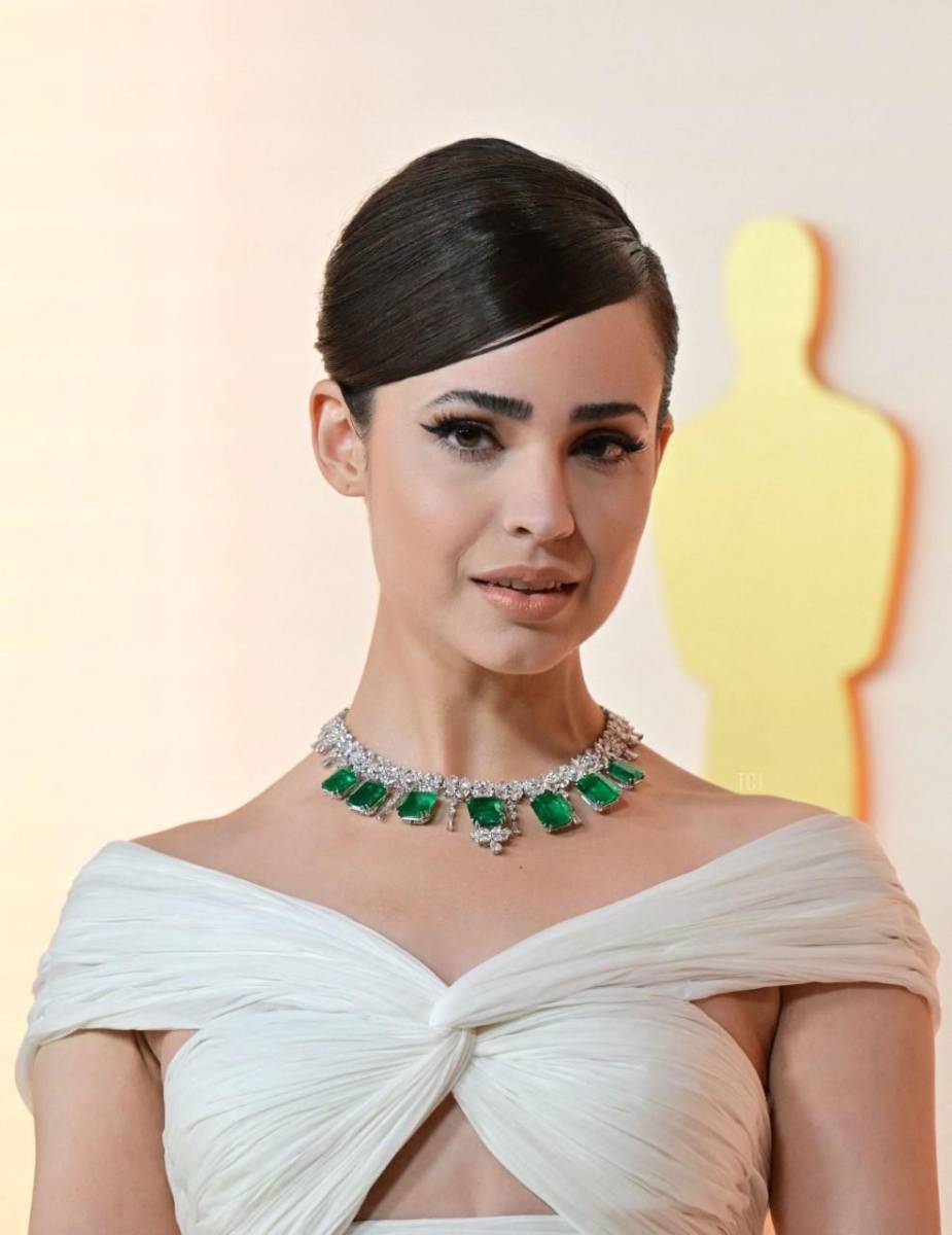 Sofía Carson maravilló en 2023 con su vestido Off-White de falda tul en el que no sólo brilló por él, sino por el accesorio que destacó en su cuello, el collar de Chopard de 112 quilates de esmeraldas y 92, 57 quilates de diamantes. 