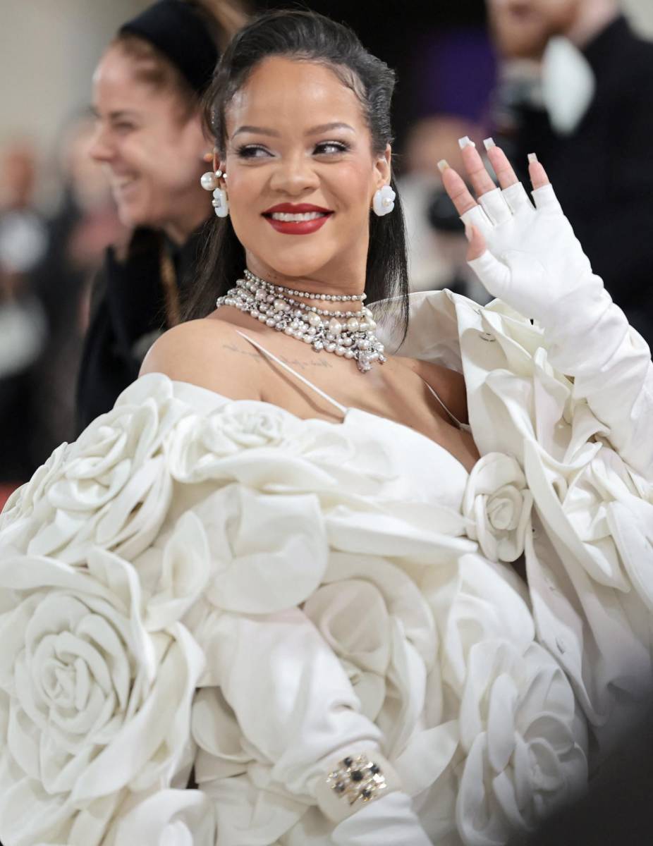 Perlas, brillantes y guantes para rendir homenaje a Lagerfeld