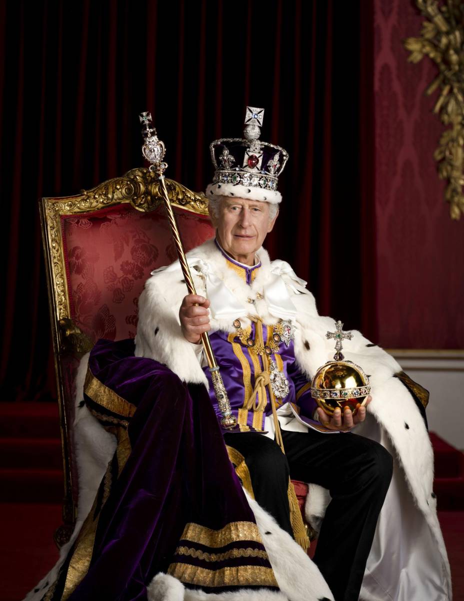 Coronación del rey Carlos¡Qué viva el rey! En mayo, Carlos III asumió el trono de Reino Unido en una ceremonia única e impactante. Este acontecimiento marcó la historia de la nación, que había sido reinada por Isabel II por más de 70 años.