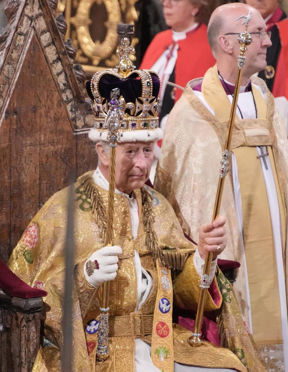  Una vestimenta histórica lucio el Rey Carlos usaron que ya usaron en las ceremonias religiosas de consagración de los reyes Jorge IV, Jorge V, Jorge VI <b> (abuelo del actual monarca) e Isabel II. </b>