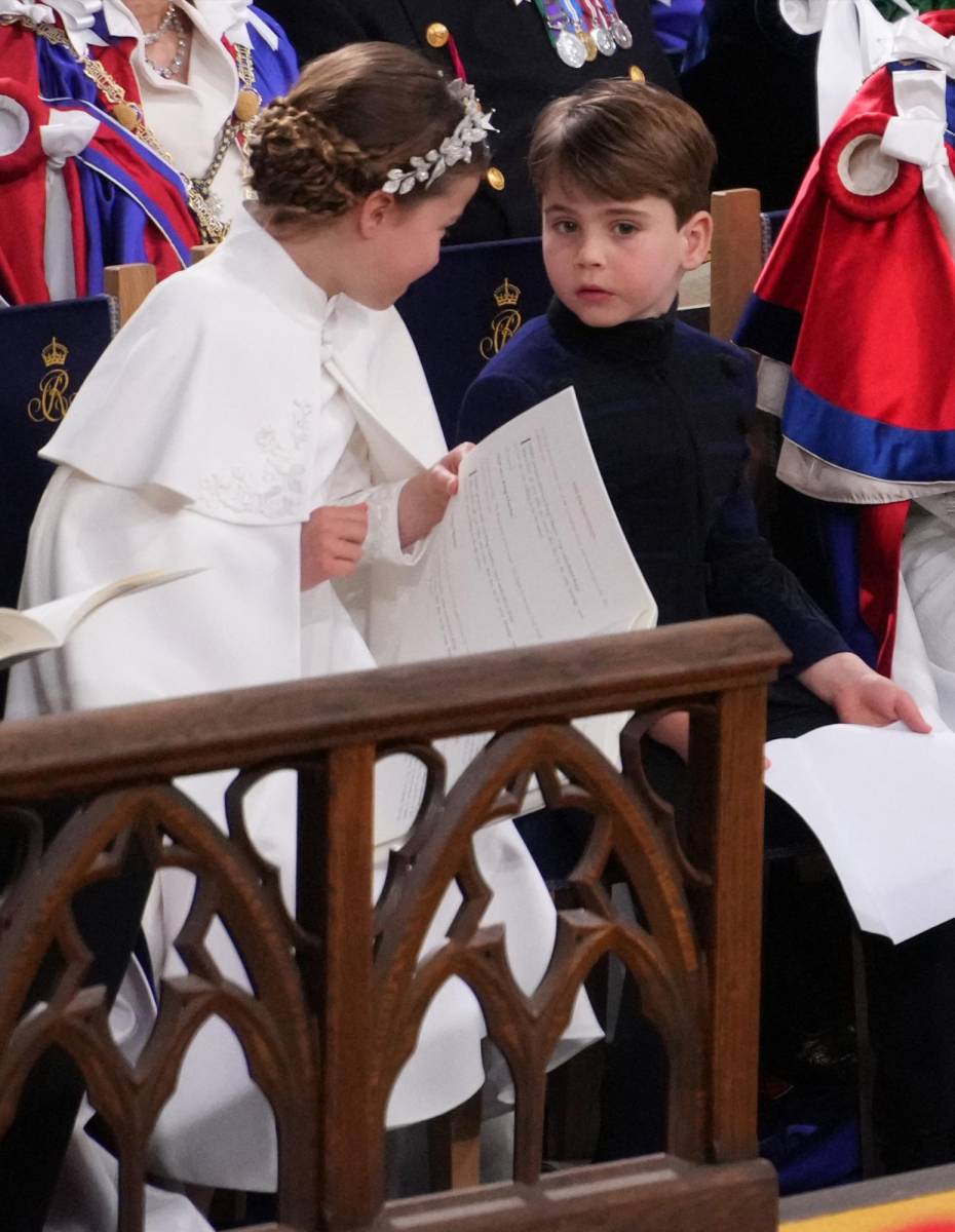 Como de costumbre, la princesa Charlotte es una hermana cariñosa en el servicio de coronación, y siempre esta pendiente de su hermano pequeño, el príncipe Louis.